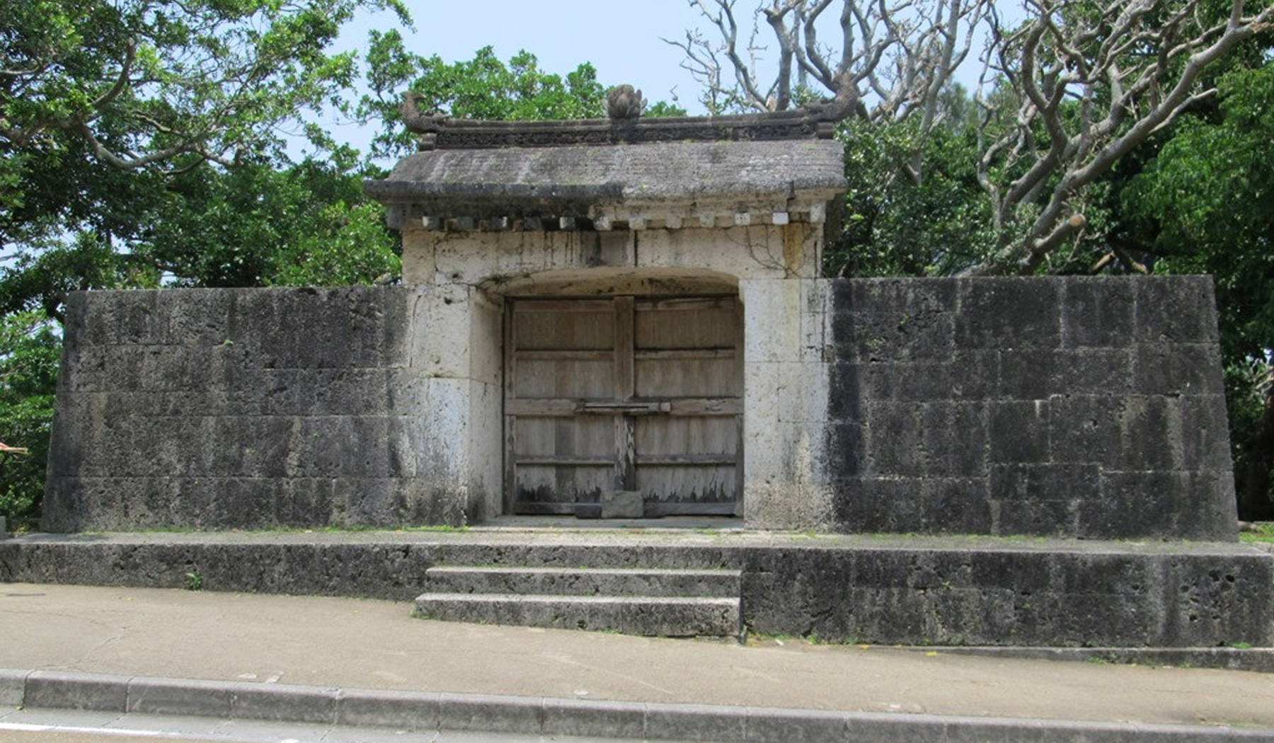 比屋武御嶽石門
