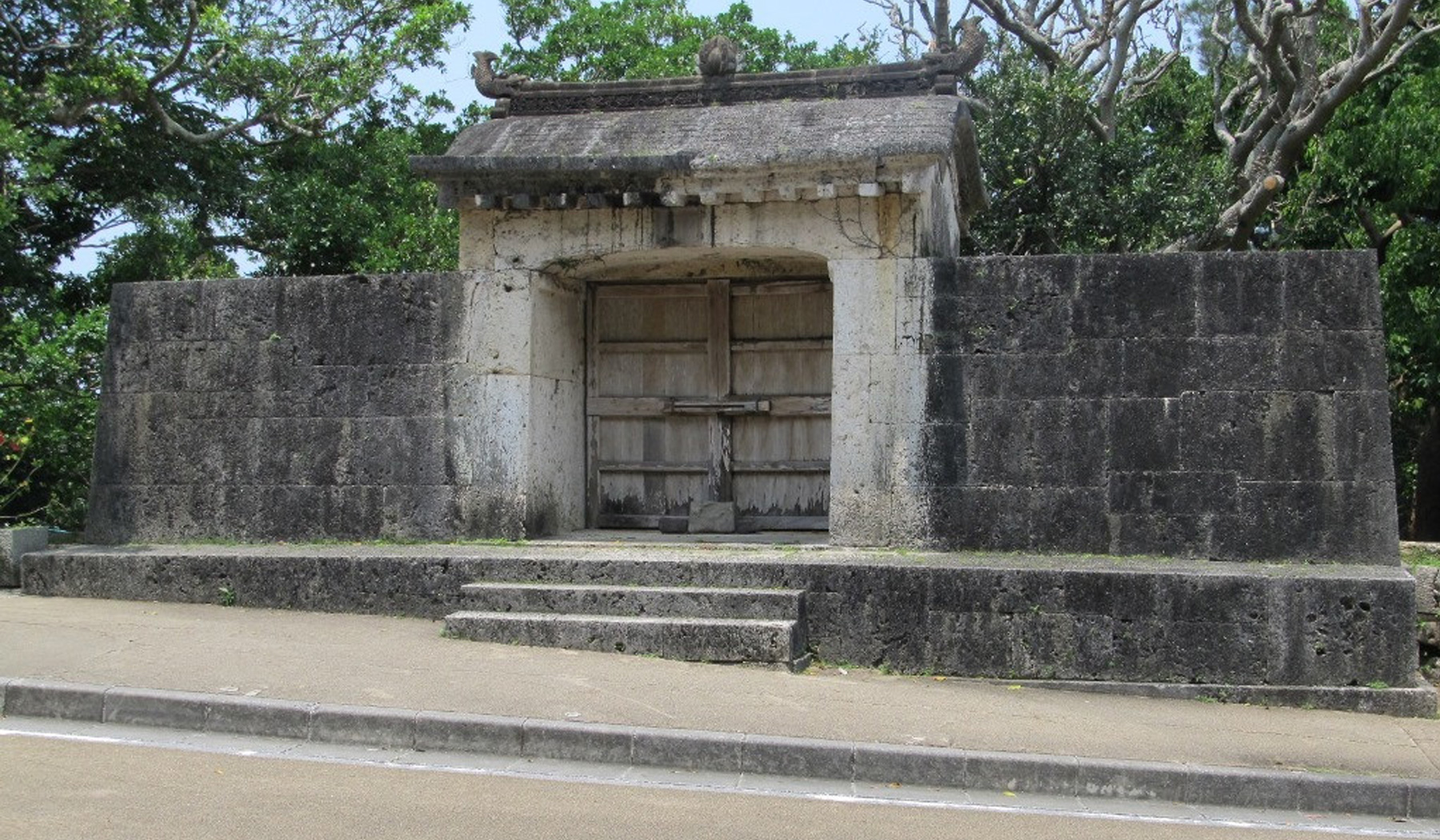 比屋武御嶽石門