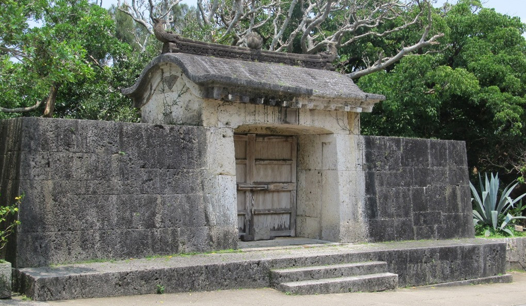 比屋武御嶽石門